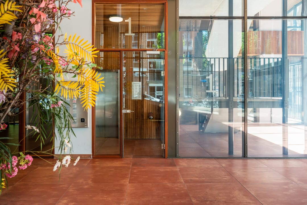 Luxury Renovated Apartment with City Views and Private Parking in Rotterdam Center — 7