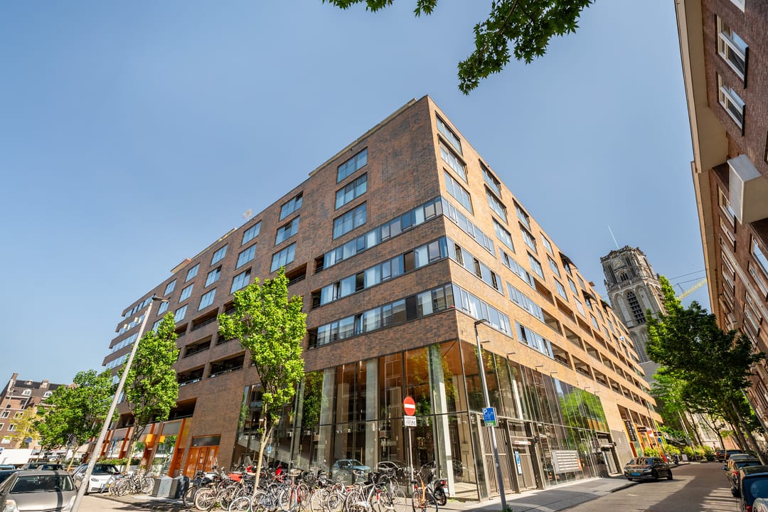 Luxury Renovated Apartment with City Views and Private Parking in Rotterdam Center