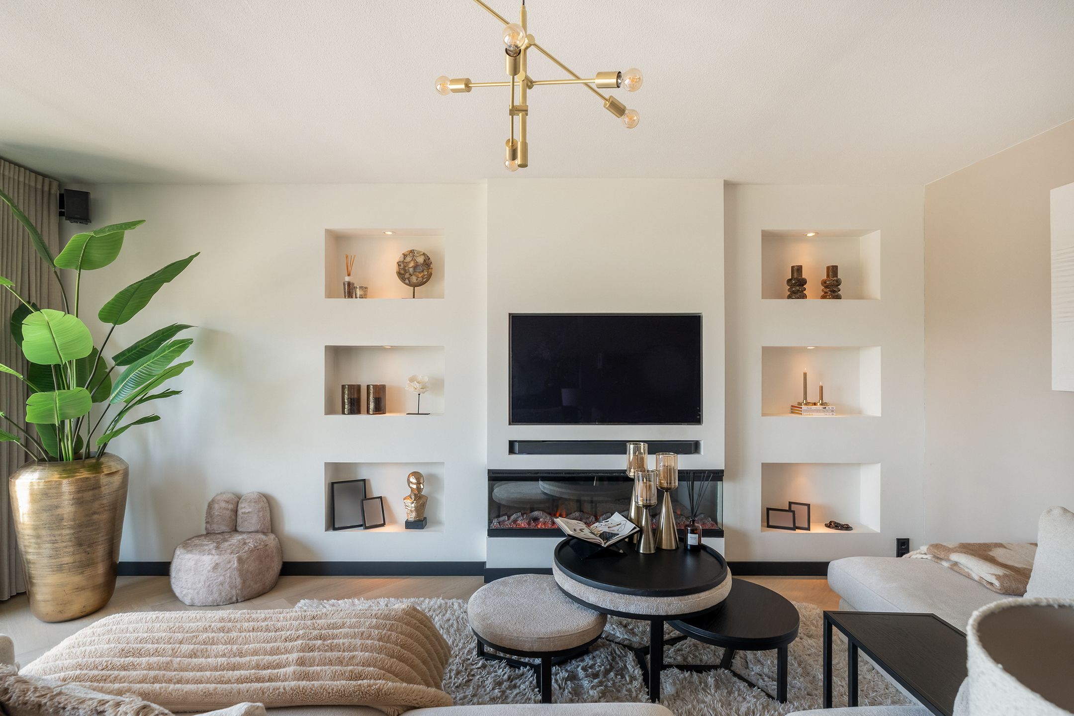Luxury Renovated Apartment with City Views and Private Parking in Rotterdam Center — 12