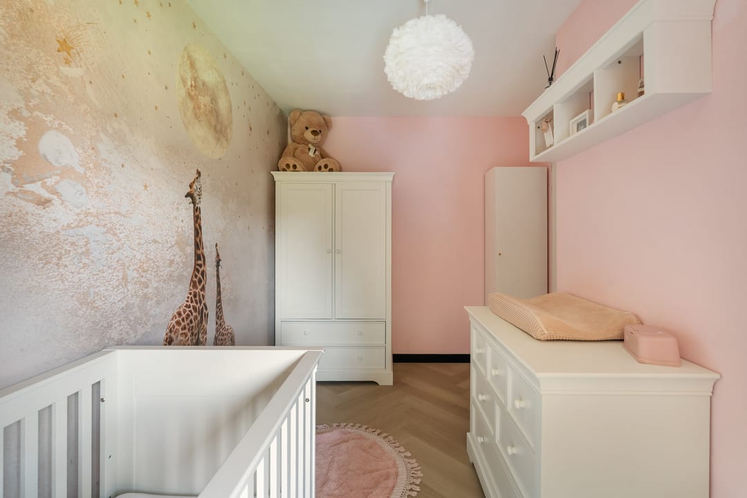 Luxury Renovated Apartment with City Views and Private Parking in Rotterdam Center — 32