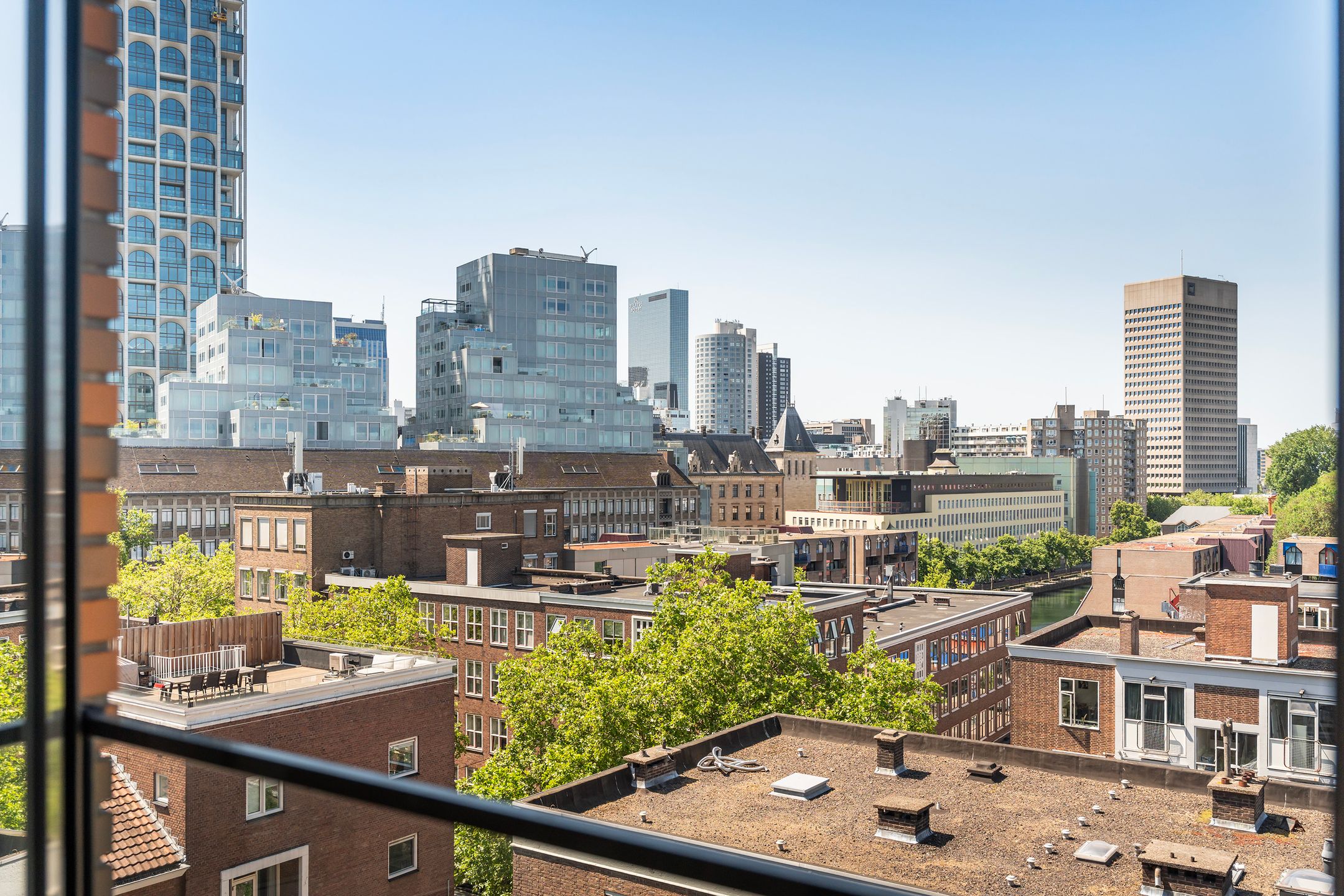 Luxury Renovated Apartment with City Views and Private Parking in Rotterdam Center — 18
