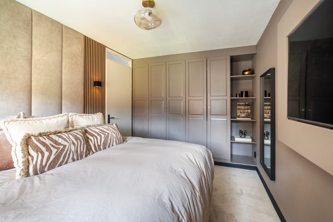 Luxury Renovated Apartment with City Views and Private Parking in Rotterdam Center — 26