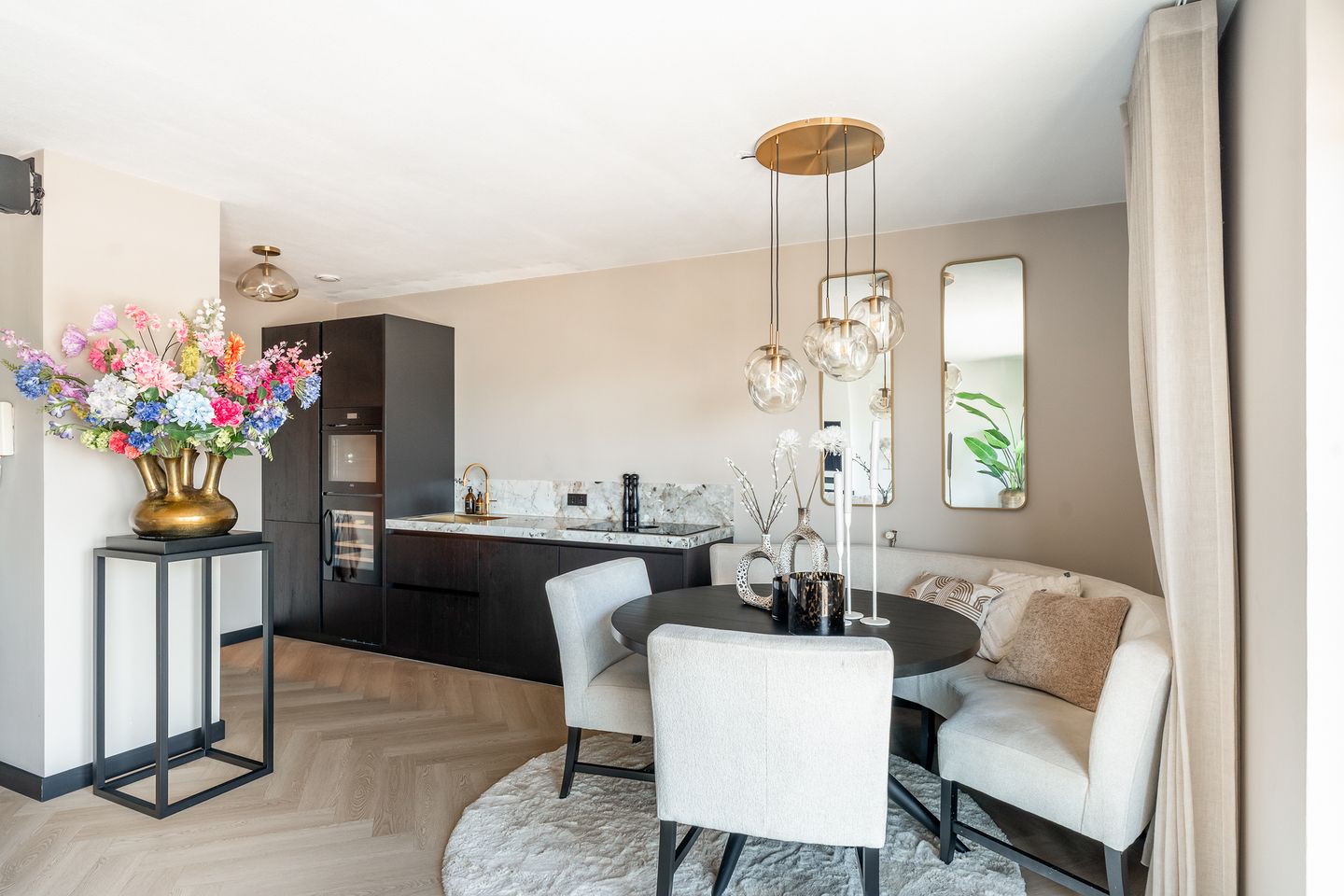 Luxury Renovated Apartment with City Views and Private Parking in Rotterdam Center — 19