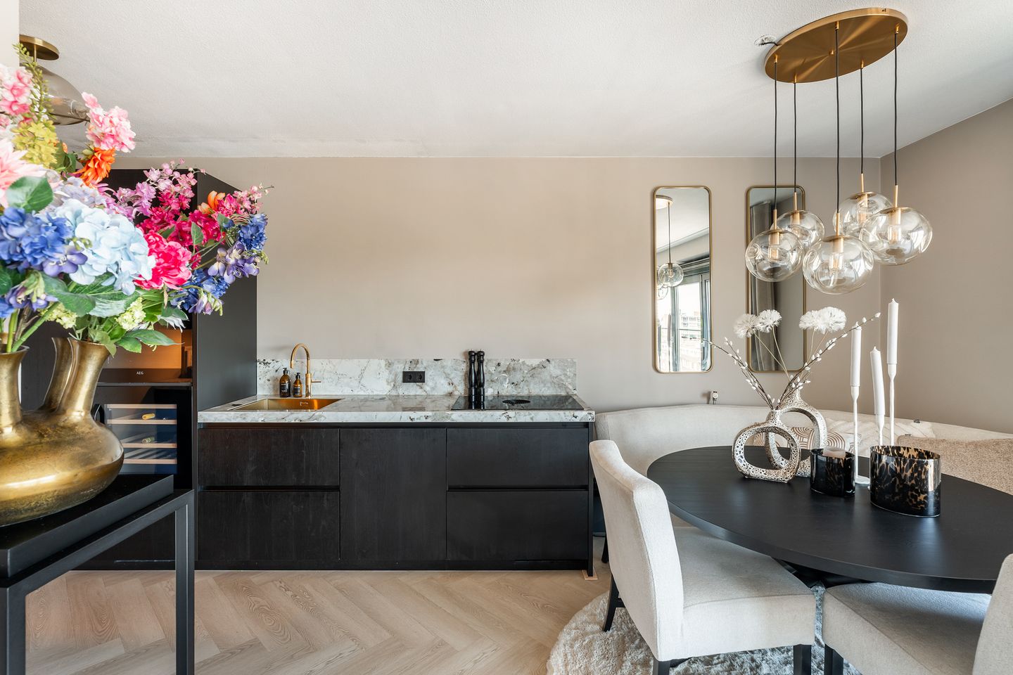 Luxury Renovated Apartment with City Views and Private Parking in Rotterdam Center — 20