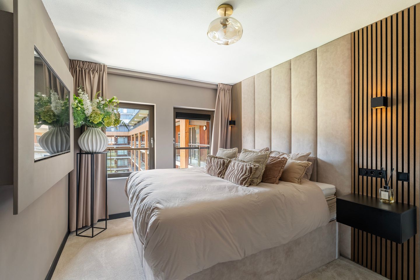 Luxury Renovated Apartment with City Views and Private Parking in Rotterdam Center — 25