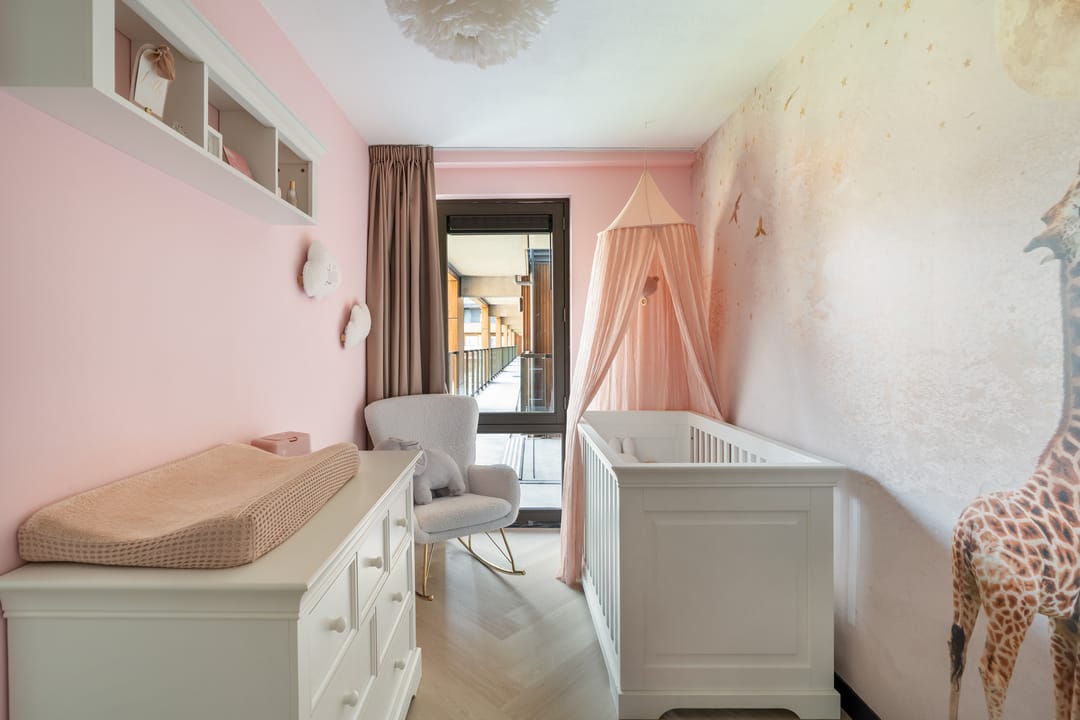 Luxury Renovated Apartment with City Views and Private Parking in Rotterdam Center — 31