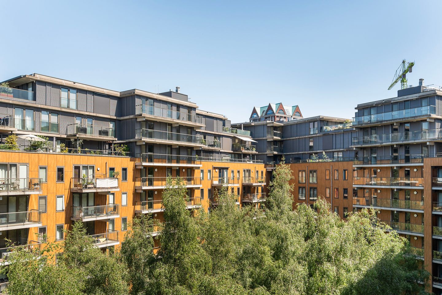 Luxury Renovated Apartment with City Views and Private Parking in Rotterdam Center — 35