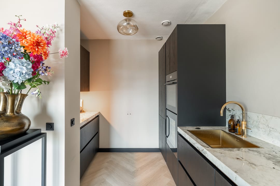 Luxury Renovated Apartment with City Views and Private Parking in Rotterdam Center — 22