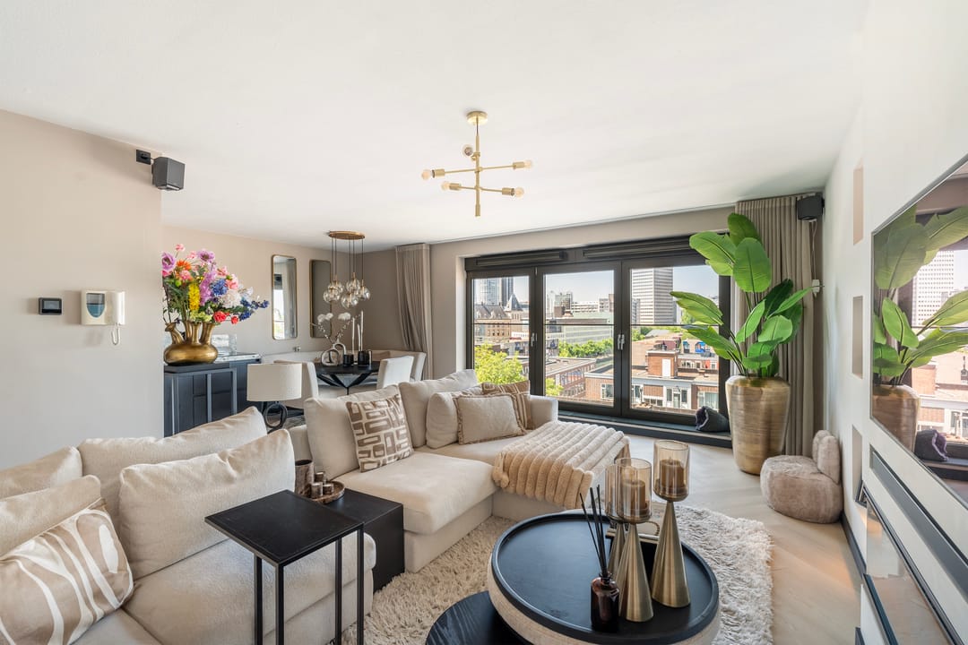 Luxury Renovated Apartment with City Views and Private Parking in Rotterdam Center — 16