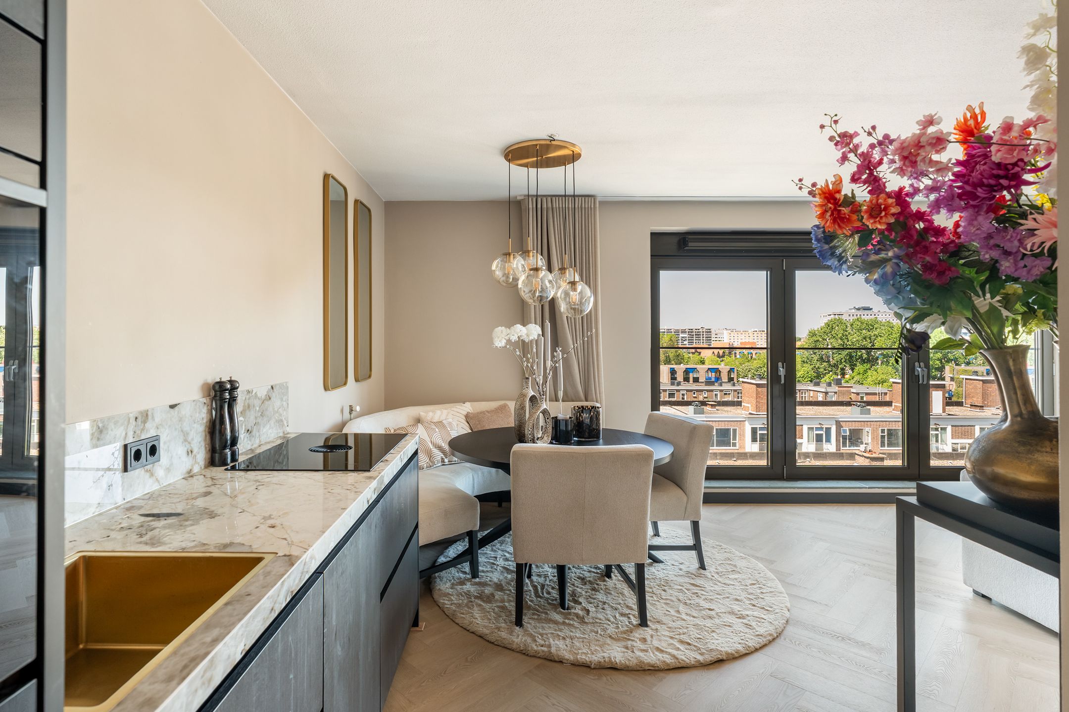 Luxury Renovated Apartment with City Views and Private Parking in Rotterdam Center — 24