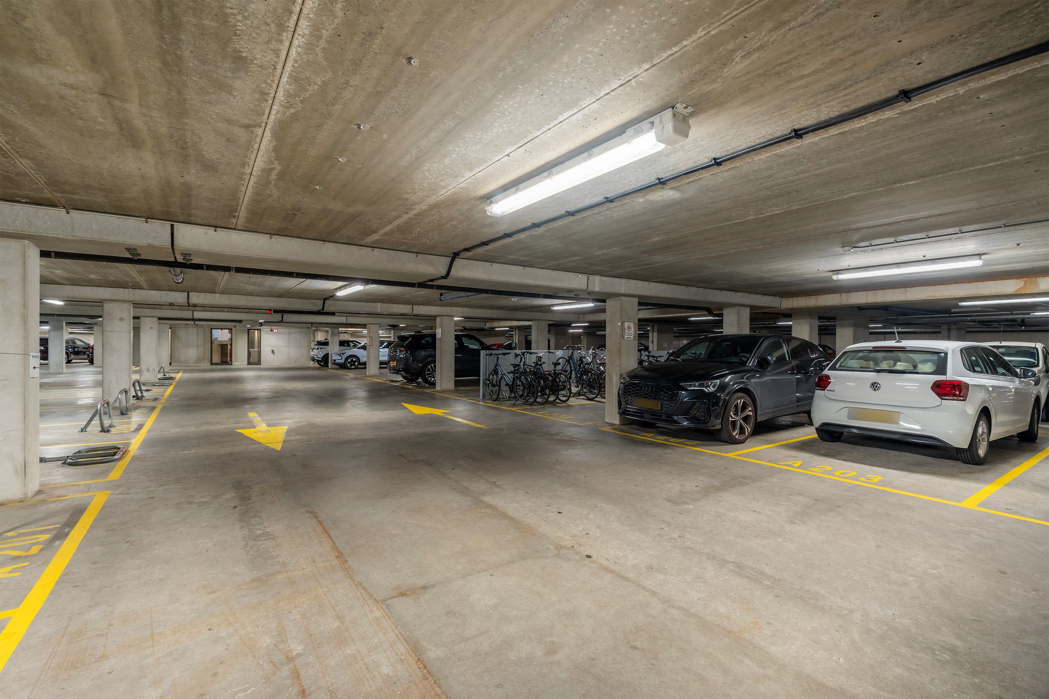 Luxury Renovated Apartment with City Views and Private Parking in Rotterdam Center — 33
