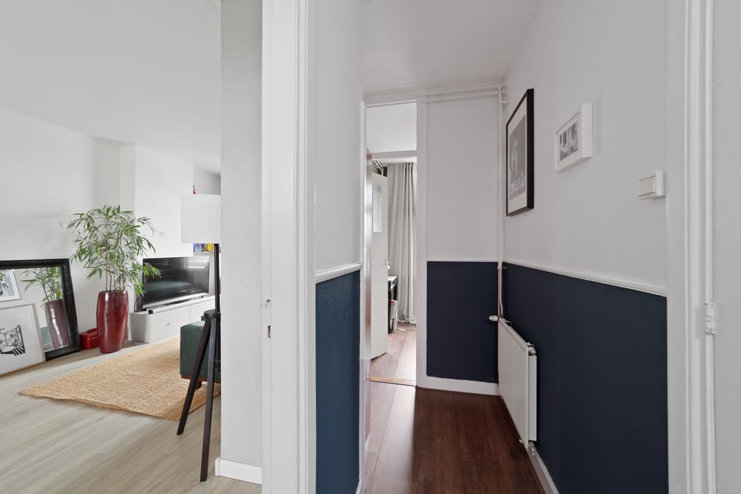 Starter Apartment with Sunny South-Facing Balcony Near Harbor and City Center — 8
