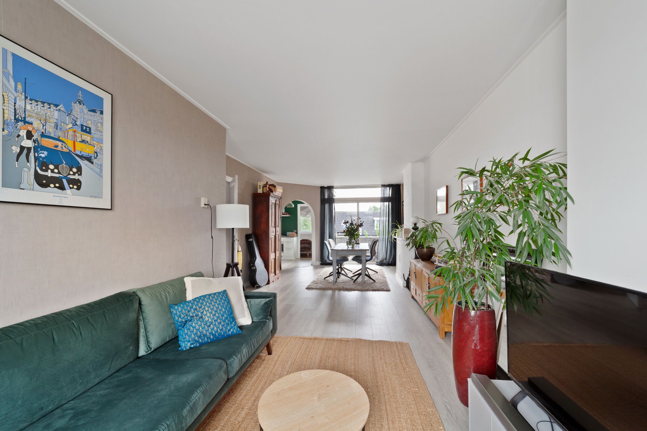 Starter Apartment with Sunny South-Facing Balcony Near Harbor and City Center — 9