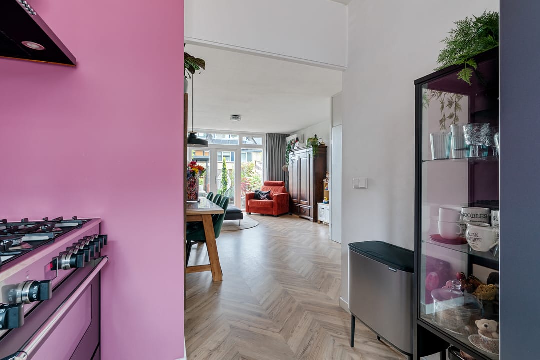 Spacious Corner Home with Five Bedrooms and Private Parking in Zutphen — 8