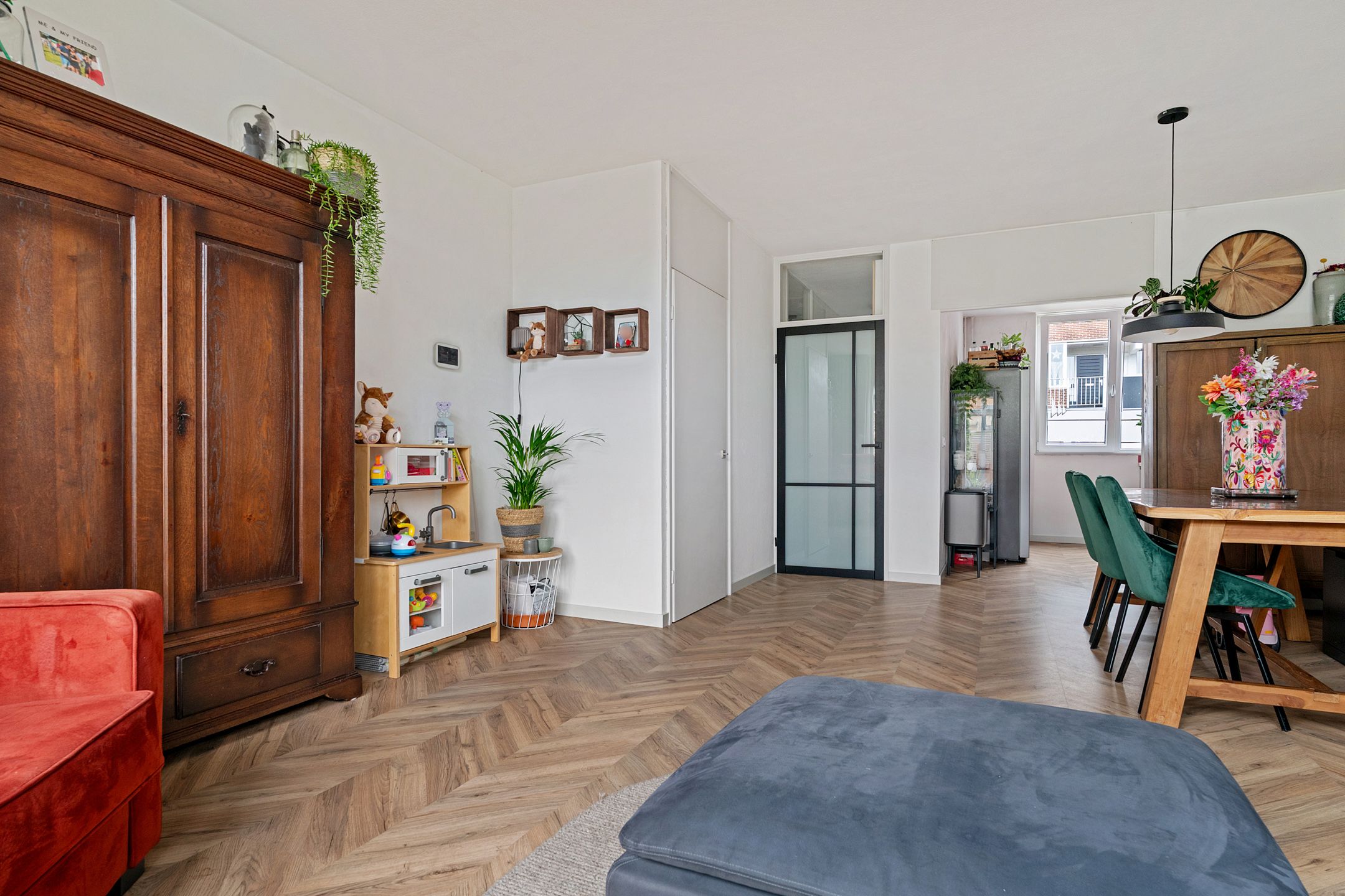 Spacious Corner Home with Five Bedrooms and Private Parking in Zutphen — 15