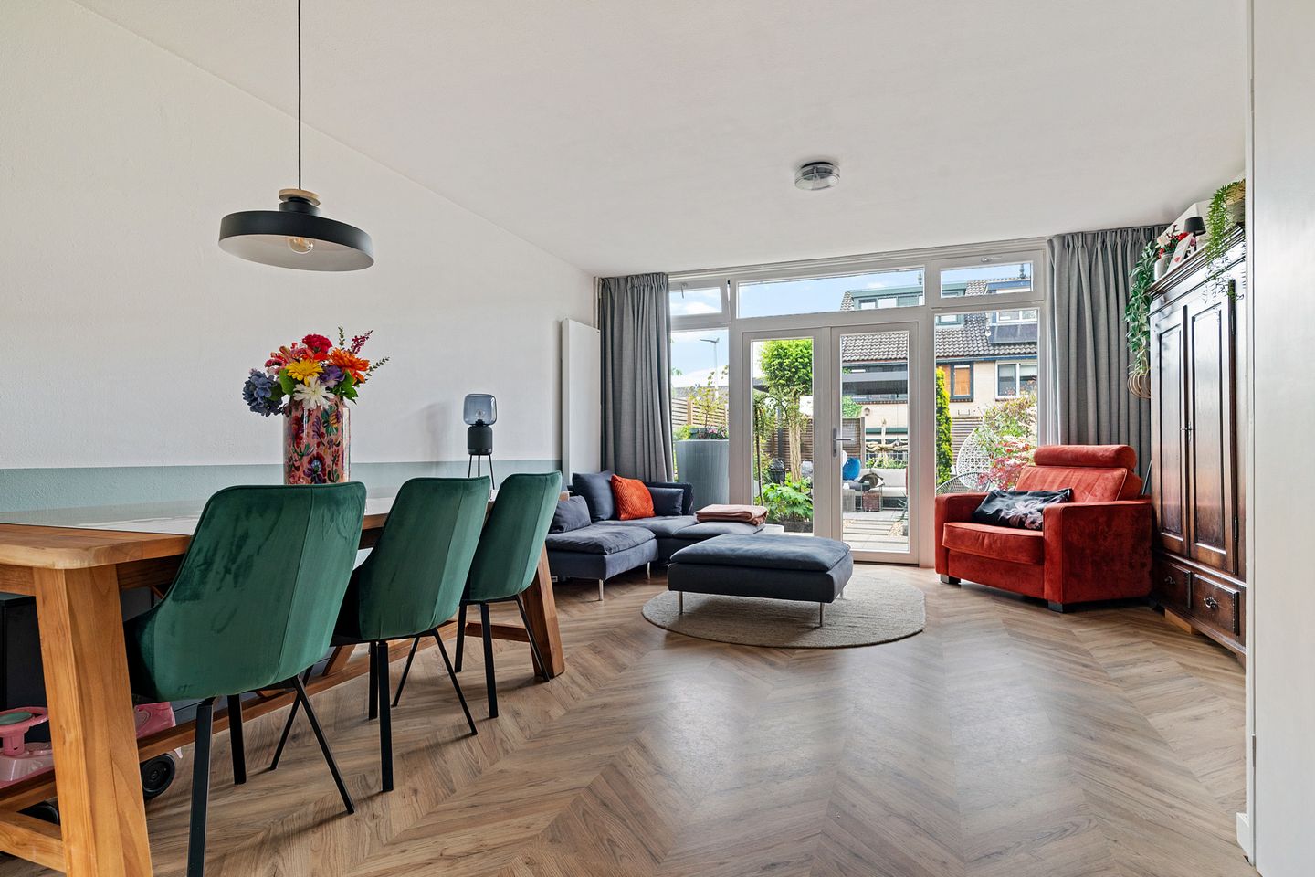 Spacious Corner Home with Five Bedrooms and Private Parking in Zutphen — 10