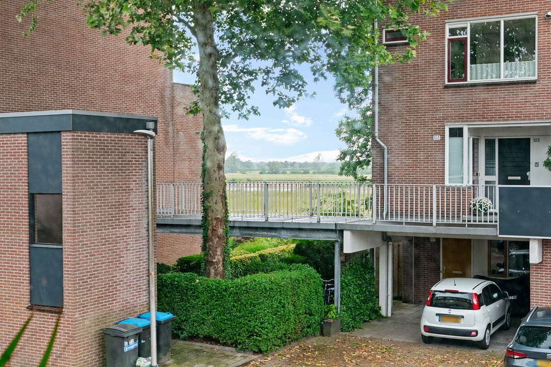 Spacious Corner Home with Five Bedrooms and Private Parking in Zutphen — 17