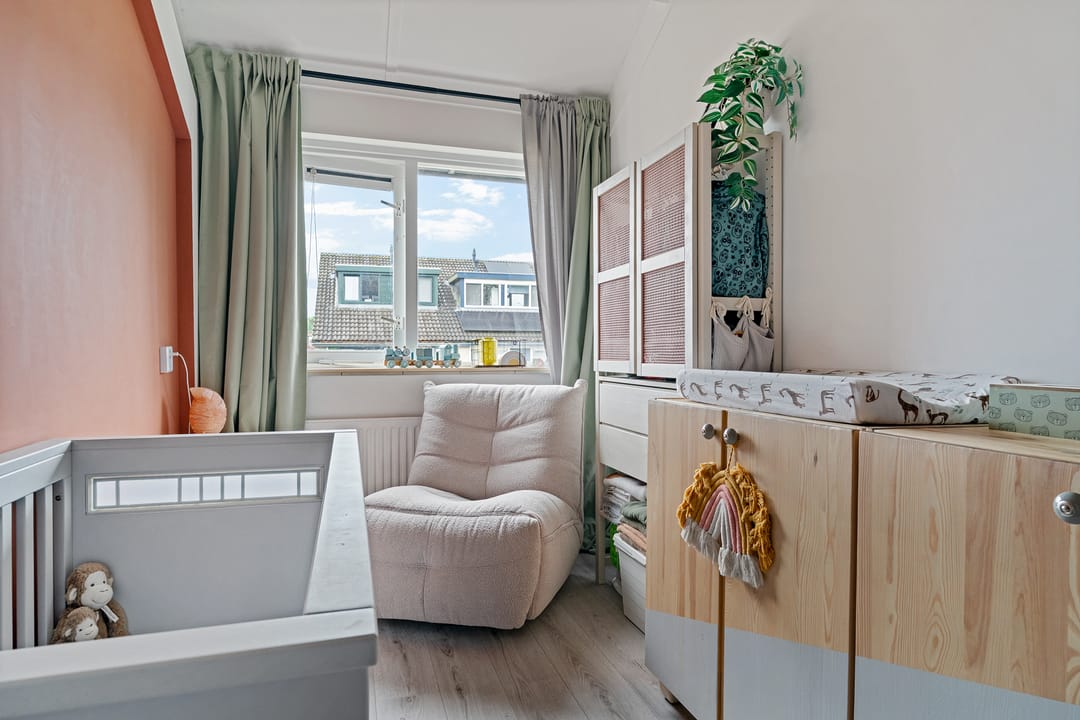 Spacious Corner Home with Five Bedrooms and Private Parking in Zutphen — 22