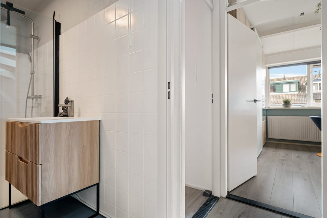 Spacious Corner Home with Five Bedrooms and Private Parking in Zutphen — 26