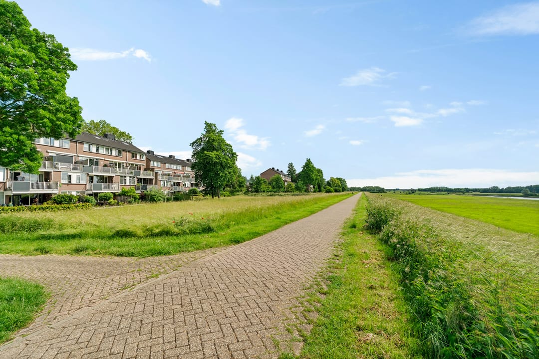 Spacious Corner Home with Five Bedrooms and Private Parking in Zutphen — 38