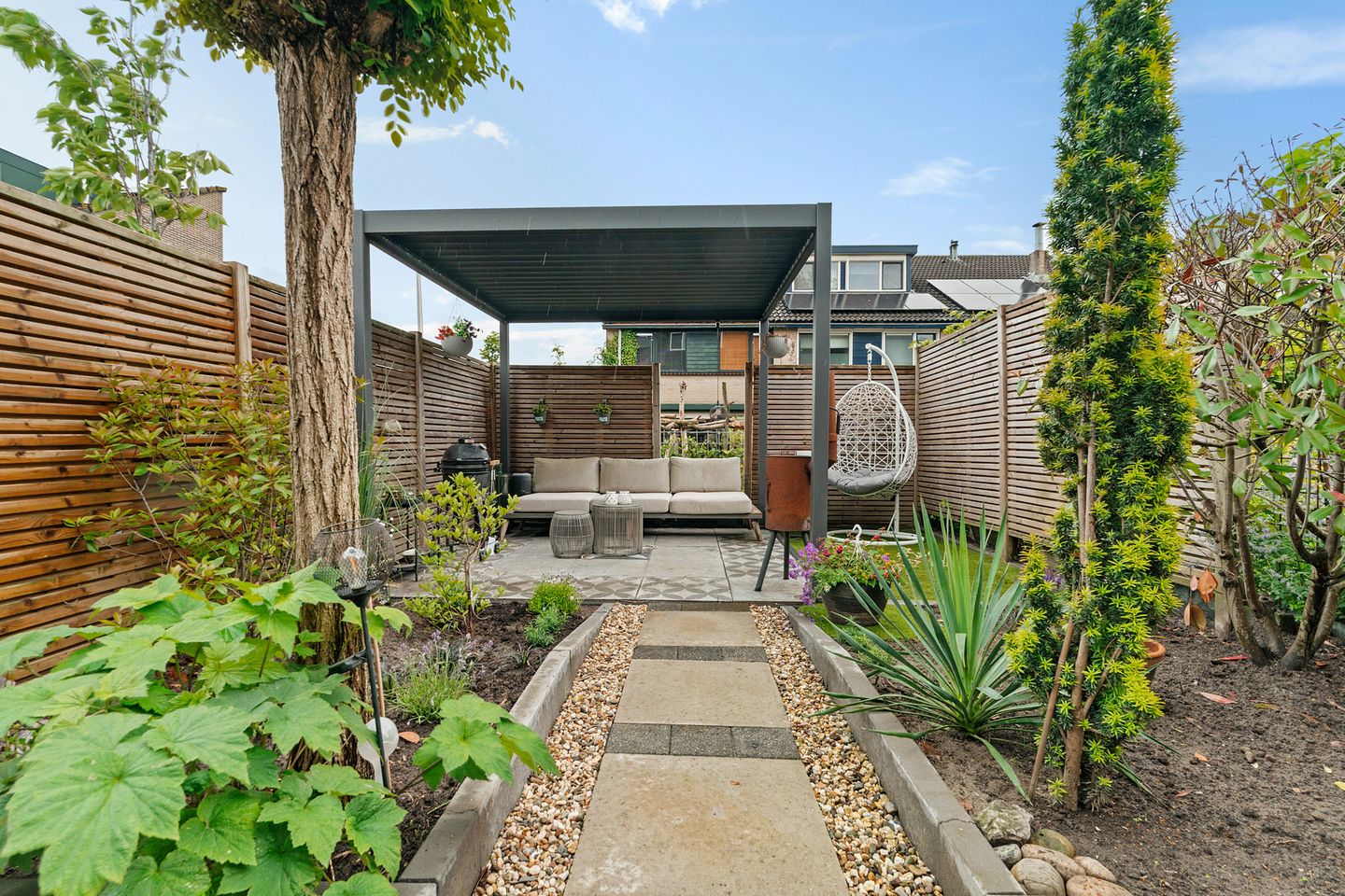 Spacious Corner Home with Five Bedrooms and Private Parking in Zutphen — 34