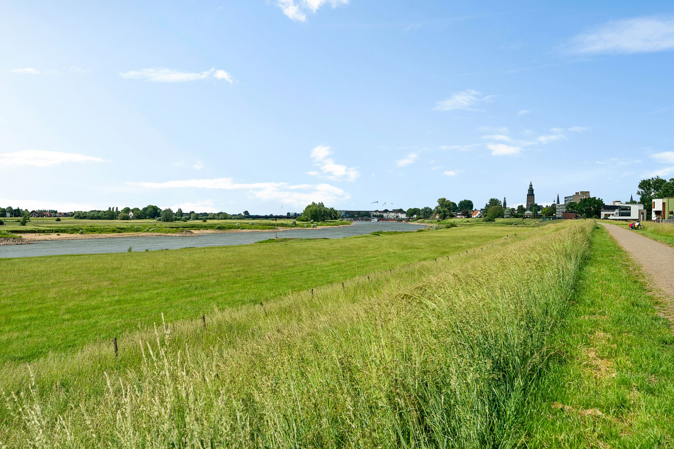 Spacious Corner Home with Five Bedrooms and Private Parking in Zutphen — 39