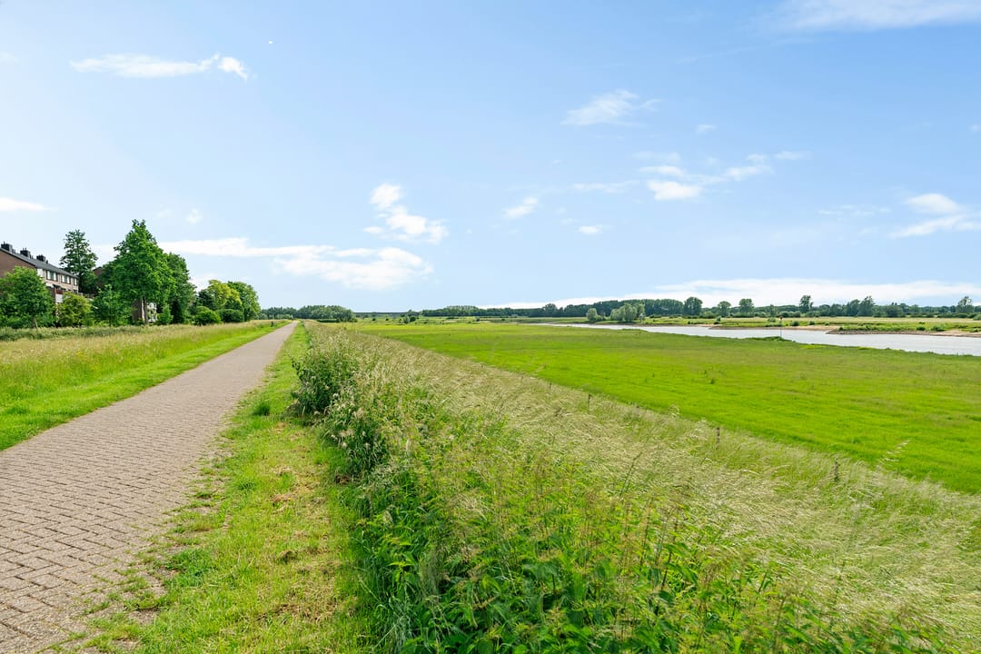 Spacious Corner Home with Five Bedrooms and Private Parking in Zutphen — 37