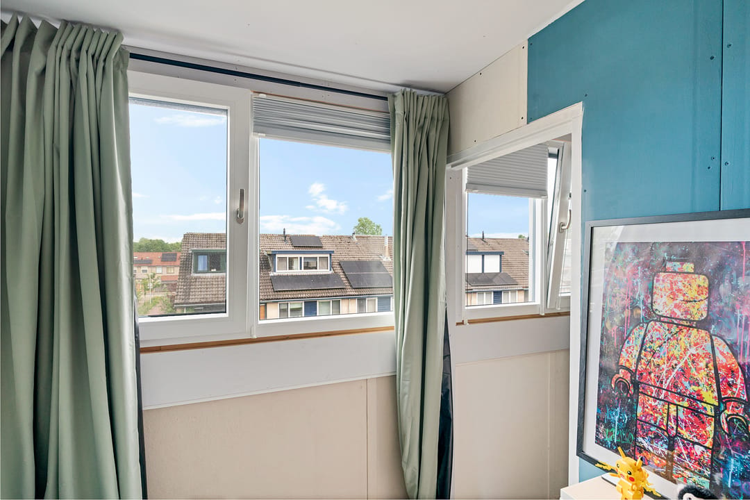 Spacious Corner Home with Five Bedrooms and Private Parking in Zutphen — 31