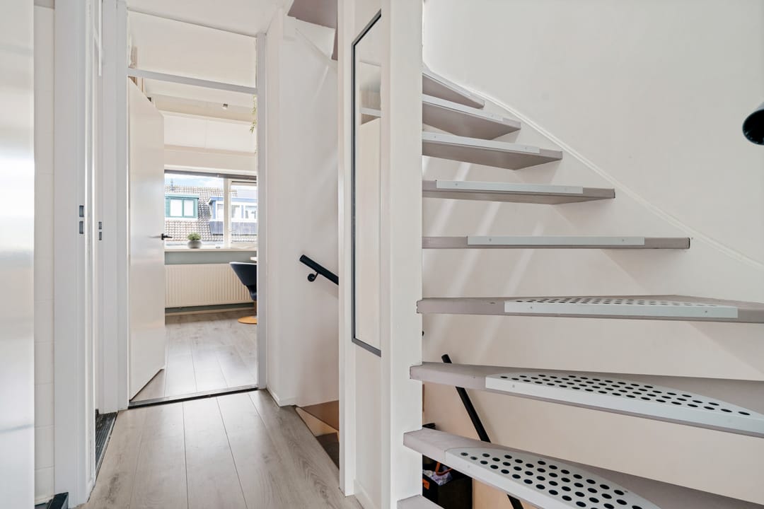 Spacious Corner Home with Five Bedrooms and Private Parking in Zutphen — 28