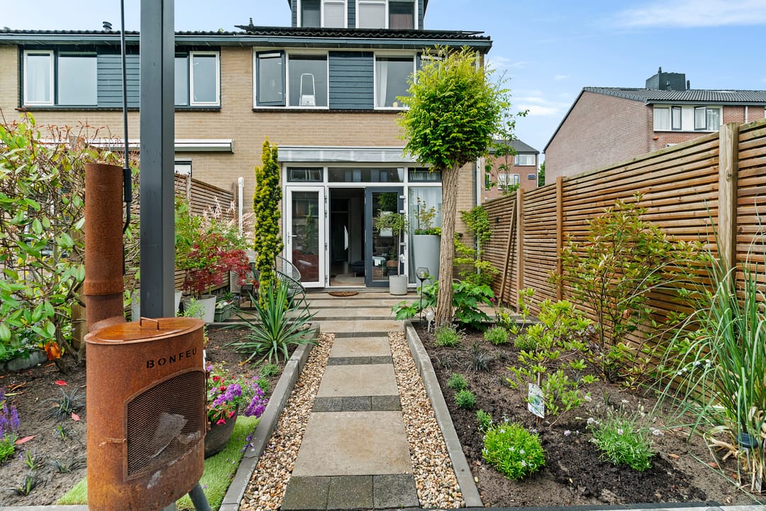Spacious Corner Home with Five Bedrooms and Private Parking in Zutphen — 32
