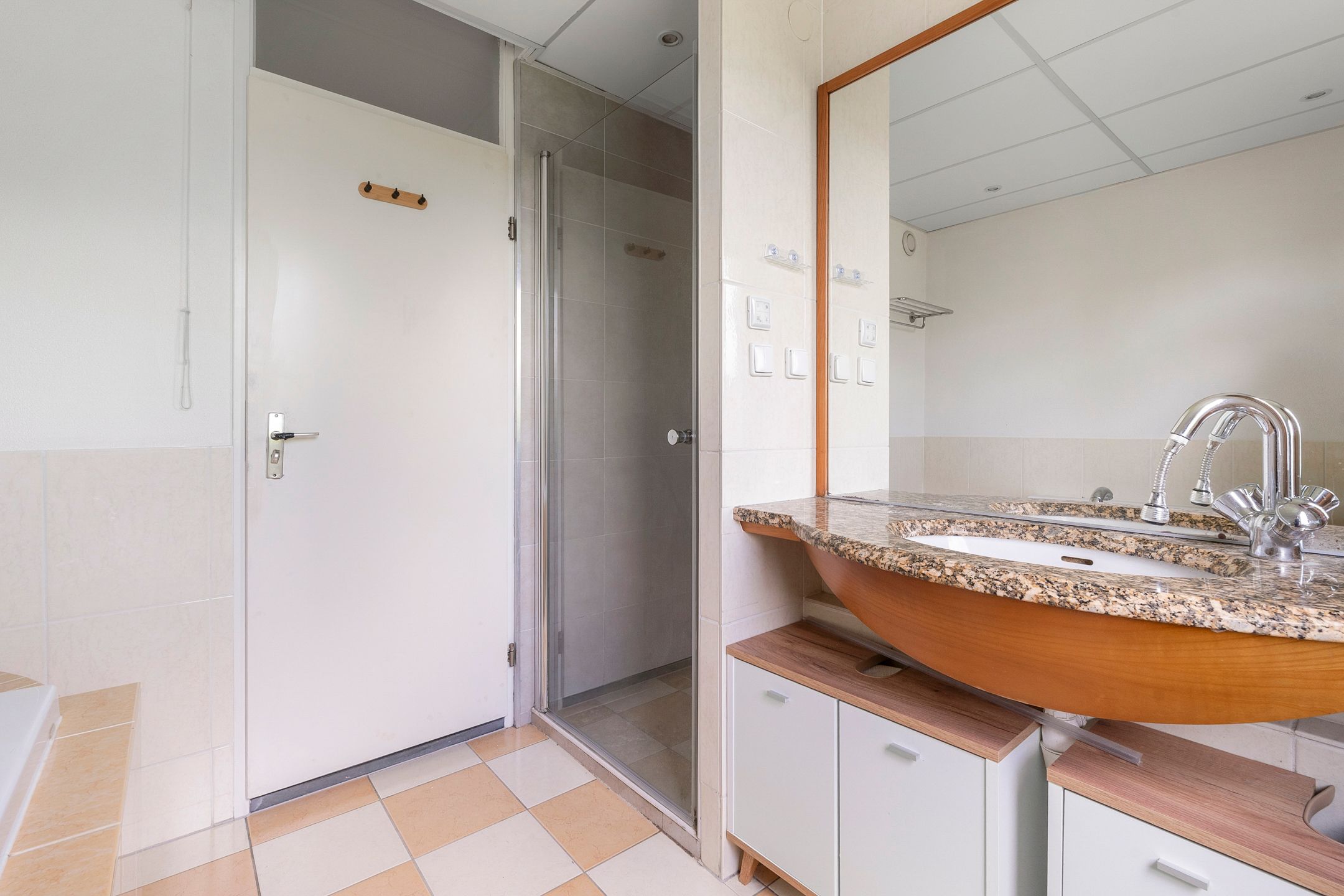Spacious 5-Bedroom Townhouse with Sunny Southwest Garden in Quiet Toolenburg — 24