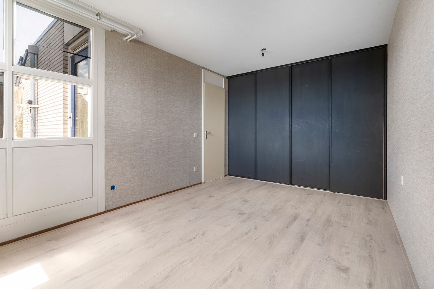 Spacious 5-Bedroom Townhouse with Sunny Southwest Garden in Quiet Toolenburg — 35