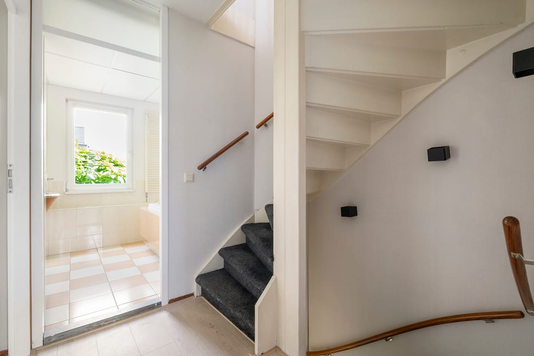 Spacious 5-Bedroom Townhouse with Sunny Southwest Garden in Quiet Toolenburg — 13