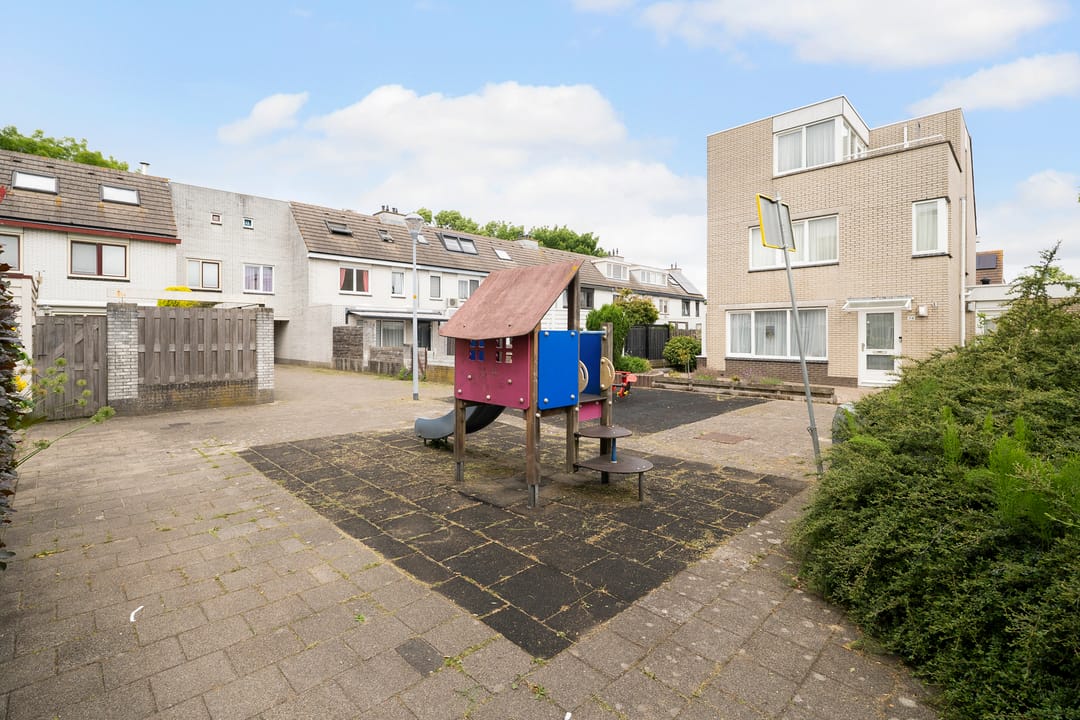 Spacious 5-Bedroom Townhouse with Sunny Southwest Garden in Quiet Toolenburg — 52