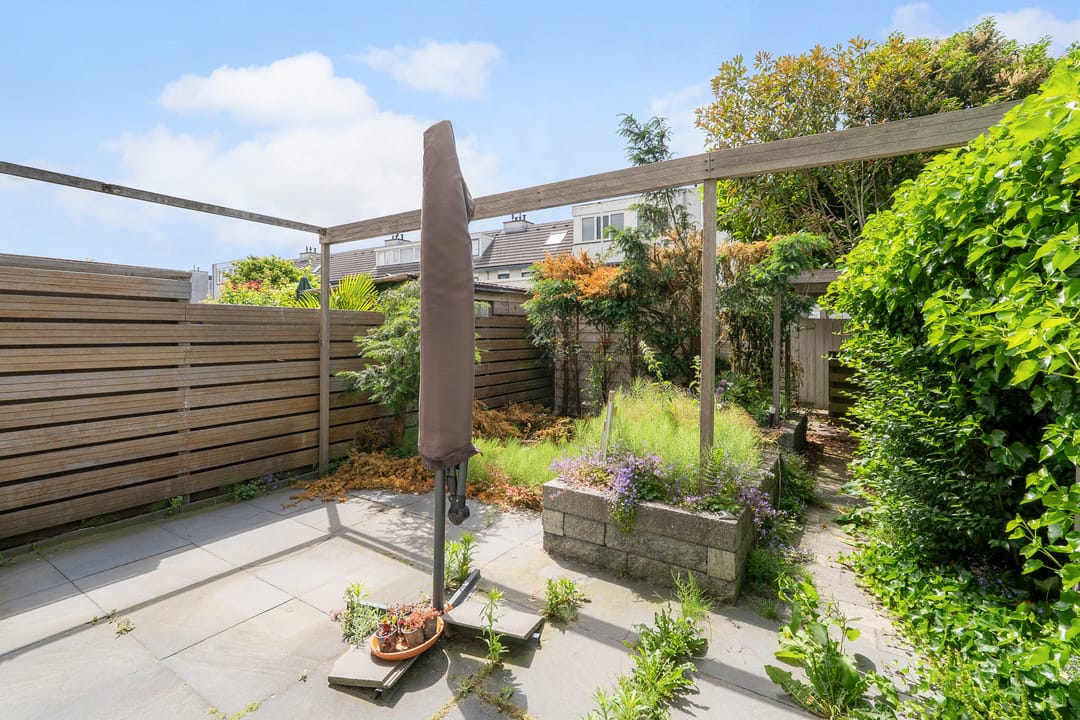 Spacious 5-Bedroom Townhouse with Sunny Southwest Garden in Quiet Toolenburg — 41
