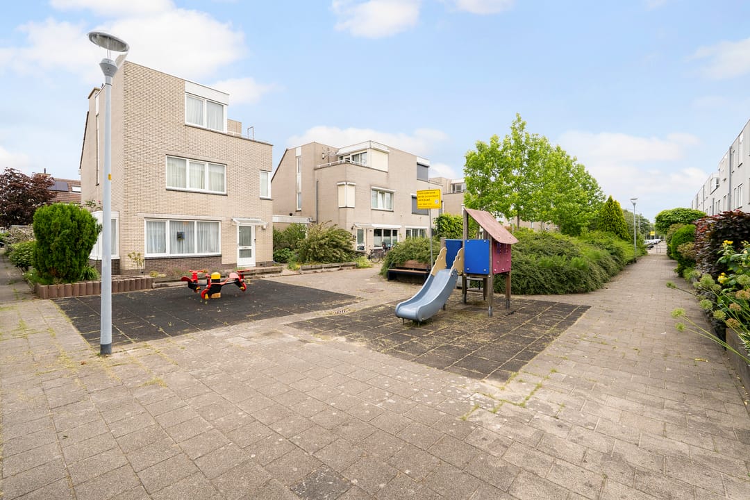 Spacious 5-Bedroom Townhouse with Sunny Southwest Garden in Quiet Toolenburg — 53