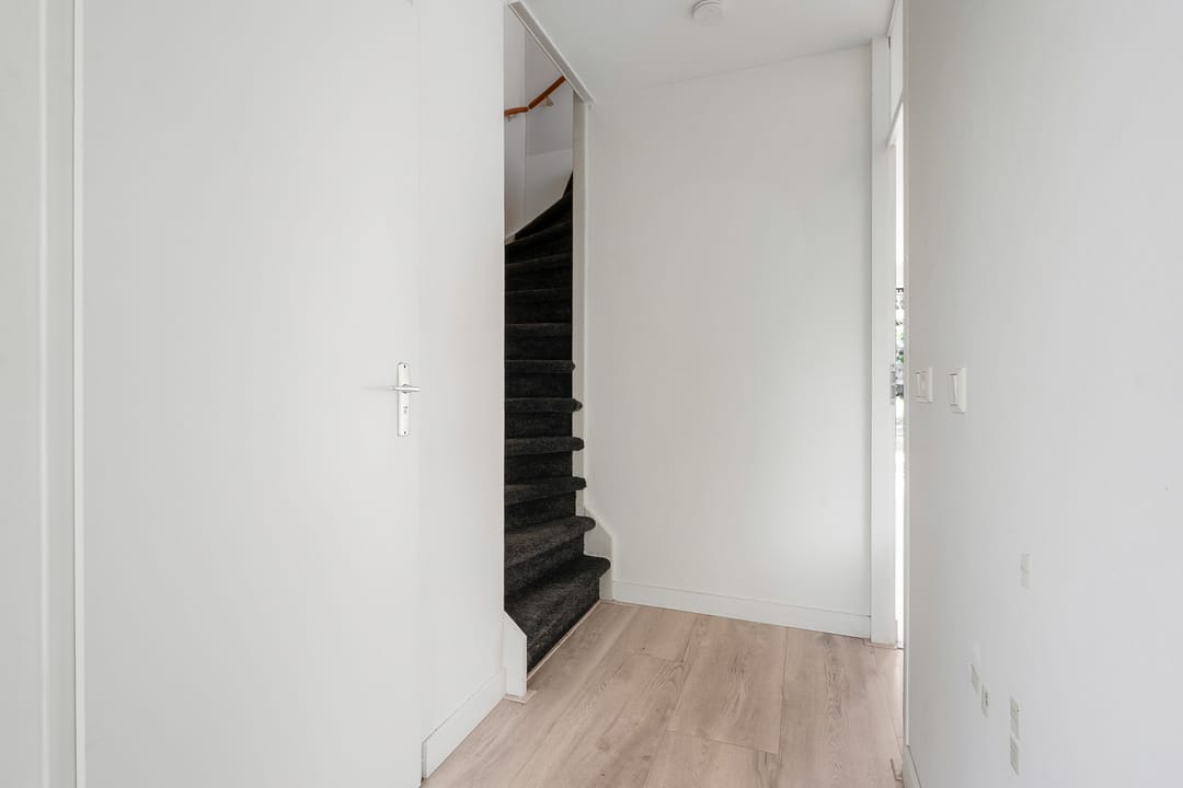 Spacious 5-Bedroom Townhouse with Sunny Southwest Garden in Quiet Toolenburg — 11