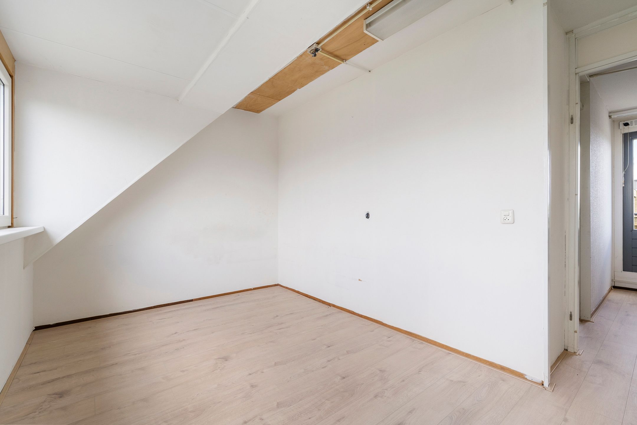 Spacious 5-Bedroom Townhouse with Sunny Southwest Garden in Quiet Toolenburg — 36