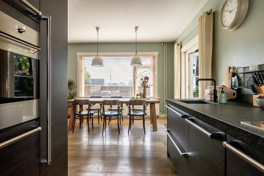 Charming 1930s Waterfront Detached House with Modern Luxury — 17