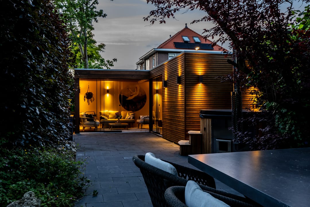 Charming 1930s Waterfront Detached House with Modern Luxury — 73