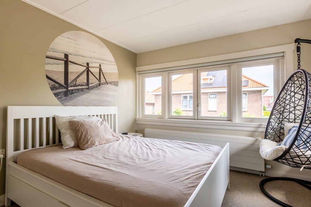 Charming 1930s Waterfront Detached House with Modern Luxury — 23