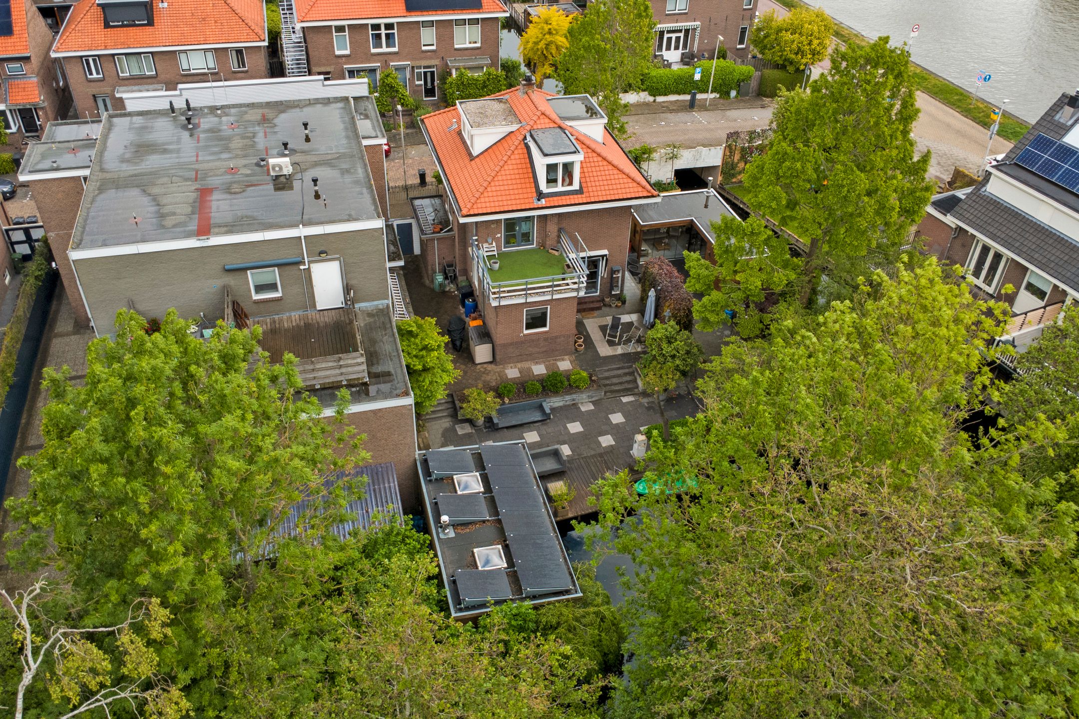 Charming 1930s Waterfront Detached House with Modern Luxury — 72