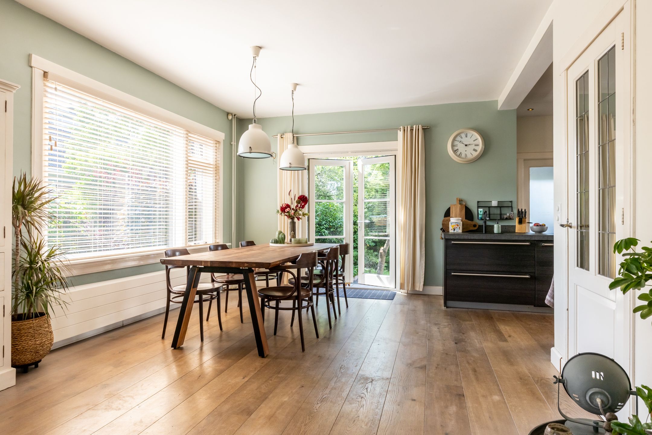 Charming 1930s Waterfront Detached House with Modern Luxury — 12