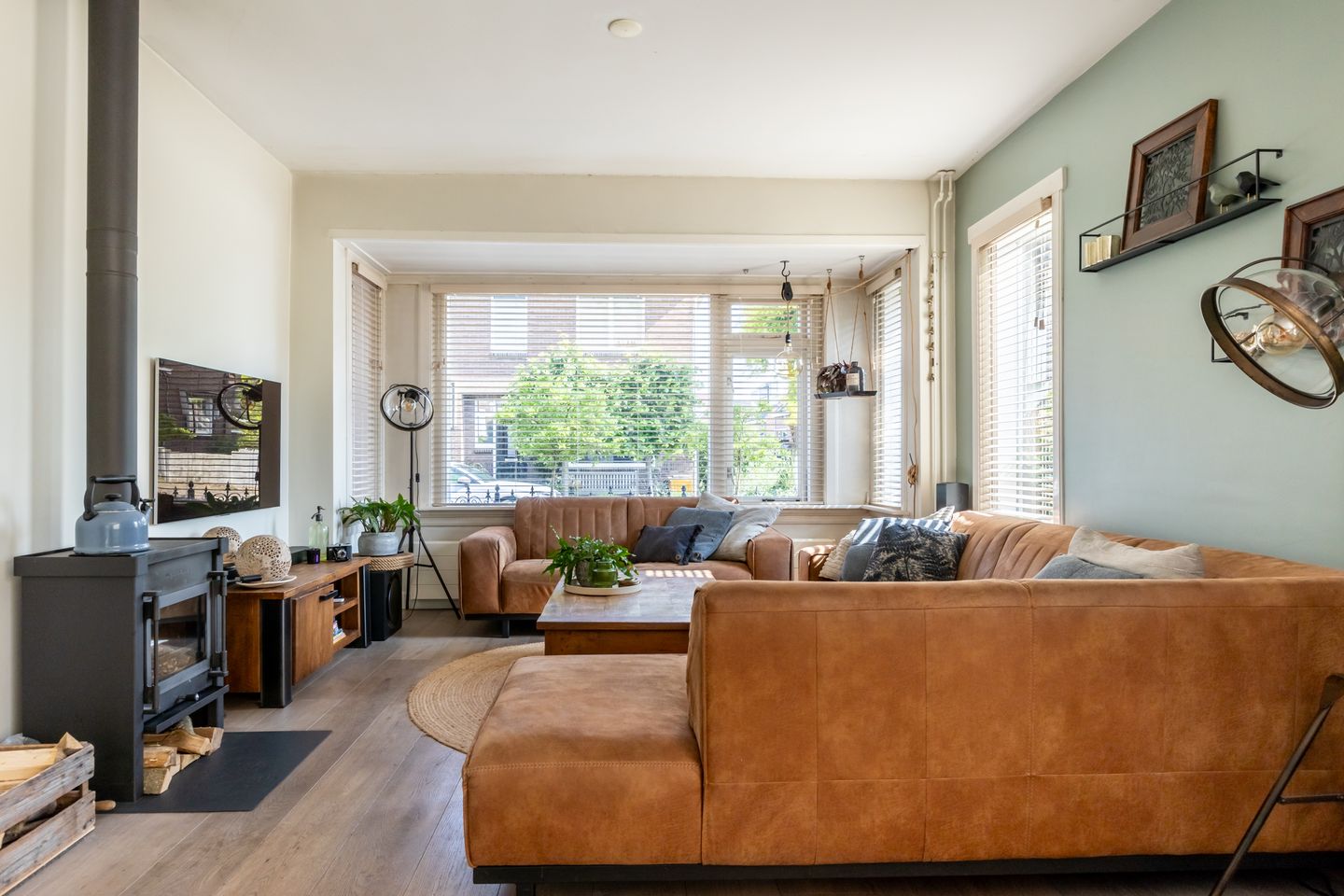 Charming 1930s Waterfront Detached House with Modern Luxury — 10