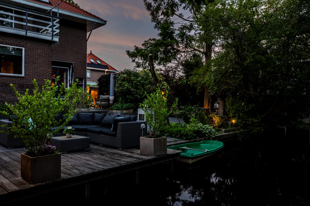 Charming 1930s Waterfront Detached House with Modern Luxury — 82