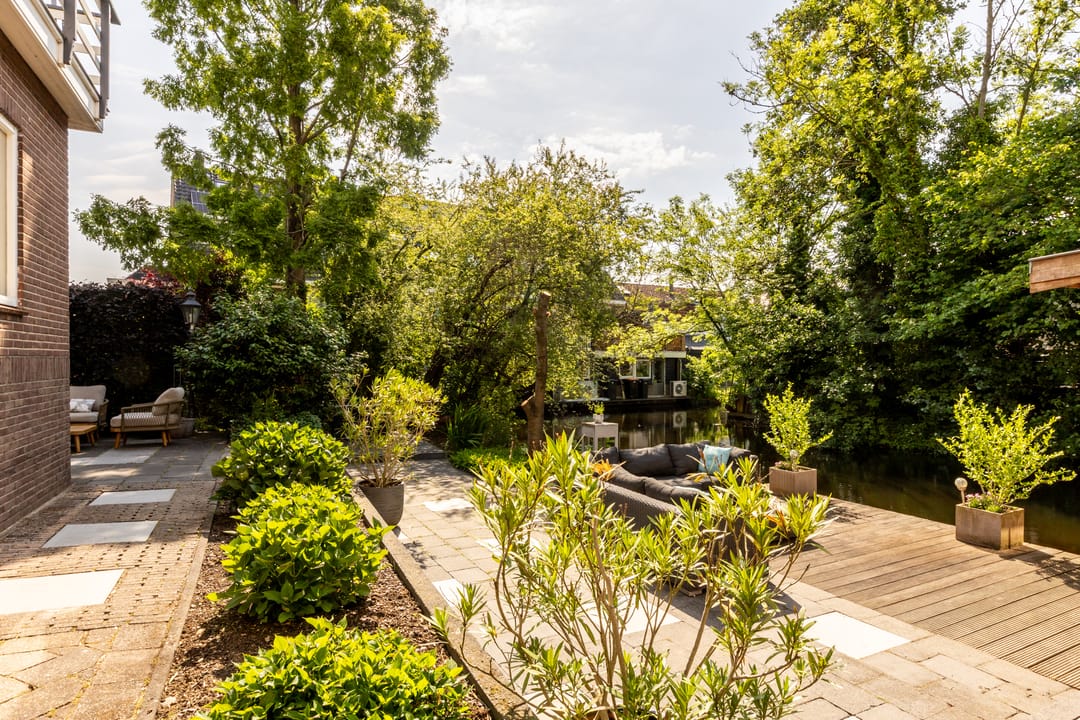 Charming 1930s Waterfront Detached House with Modern Luxury — 52
