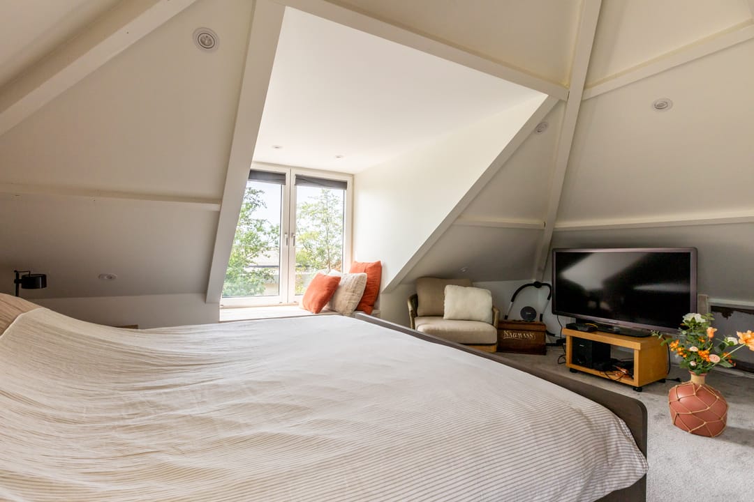 Charming 1930s Waterfront Detached House with Modern Luxury — 37