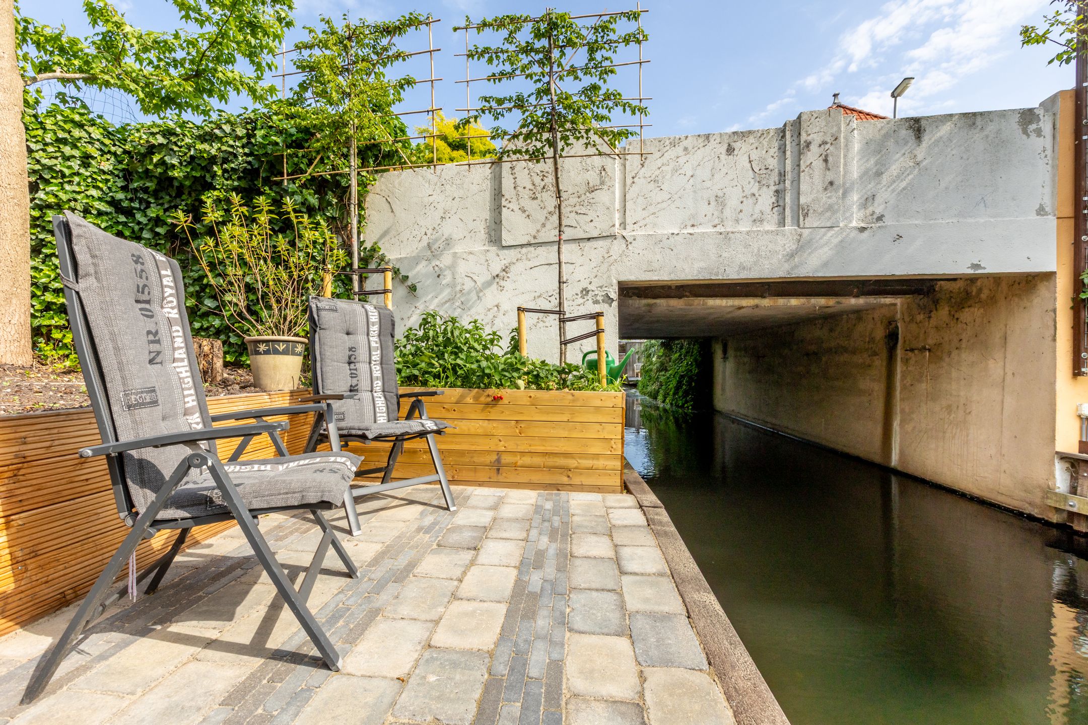 Charming 1930s Waterfront Detached House with Modern Luxury — 66