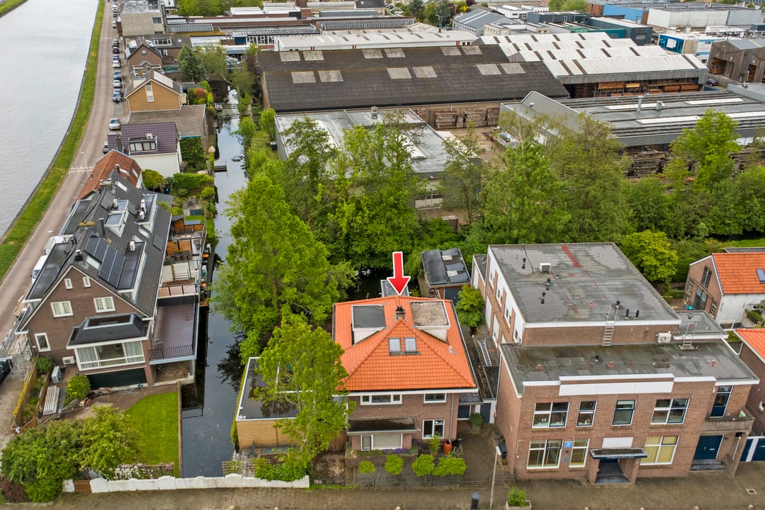 Charming 1930s Waterfront Detached House with Modern Luxury — 71