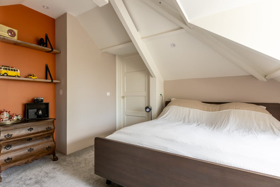 Charming 1930s Waterfront Detached House with Modern Luxury — 38